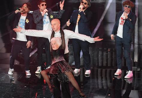 √ Sanremo 2018 video vecchietta che balla con Lo Stato  